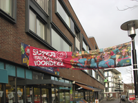 907779 Afbeelding van het spandoek bij de vestiging van de supermarktketen Super de Boer (Merelstraat 46) te Utrecht, ...